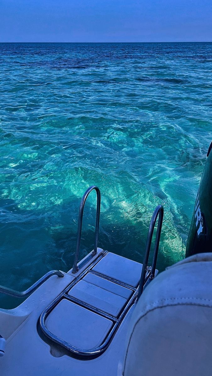 Лодка в бирюзовом море